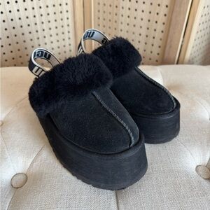 Black Platform Fur-Lined Slippers